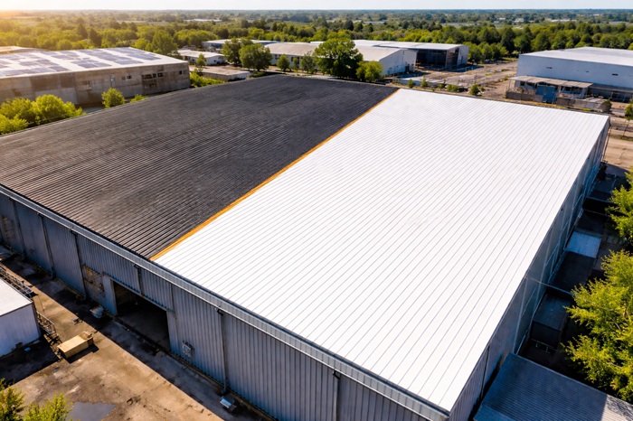 Esempio di capannone per metà isolato con il microcappotto. incentivi per l'isolamento termico di capannoni e uffici. Con Manti Ceramic ottieni il 65% di rimborso per l'isolamento delle industrie.