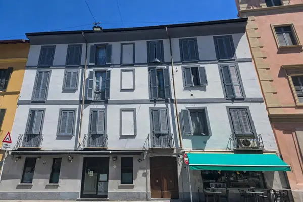 Aislamiento de fachada histórica de edificio residencial en Milán 