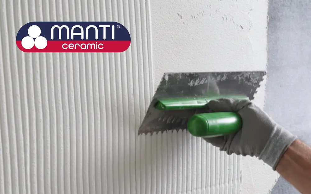 Applicazione di Manti Ceramic su parete interna con spatola dentata per isolamento involucro edificio con prodotto a basso spessore