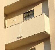 Dettaglio di balconi incassati isolati con Manti Ceramic in un condominio di Bologna.