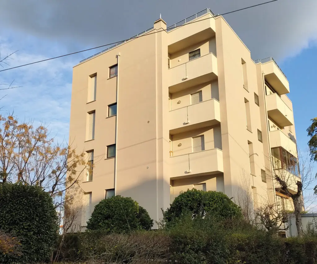 Isolamento con Manti Ceramic di un condominio di Bologna su facciata esterna e balconi incassati con vetrate.