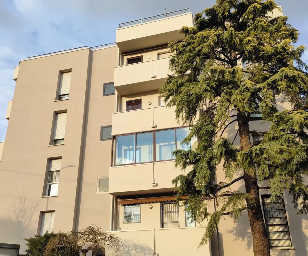 Condominio a Bologna con isolamento esterno Manti Ceramic e balconi incassati trattati a basso spessore.