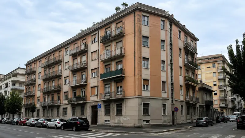 Condominio anni Sessanta con facciata su strada, esempio di edificio esistente con possibili limiti di spazio per cappotti termici tradizionali