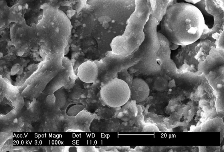 Micrografia SEM di un rivestimento isolante nanocomposito con microsfere ceramiche incorporate nella matrice del materiale che mostra l'elevato numero di microsfere rispetto alle pitture termiche.