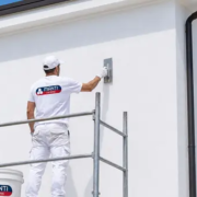 Aplicación de Manti Ceramic para el aislamiento térmico de fachadas Aplicación de Manti Ceramic sobre una fachada para el aislamiento térmico continuo de un edificio con sistema de bajo espesor.