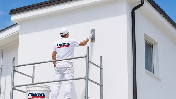 Aplicación de Manti Ceramic sobre una fachada para el aislamiento térmico continuo de un edificio con sistema de bajo espesor.