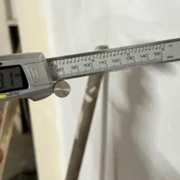 Controllo dello spessore di Manti Ceramic Alta Densità con calibro, circa 8,1 mm