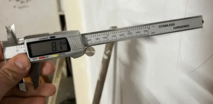 Controllo dello spessore di Manti Ceramic Alta Densità con calibro, circa 8,1 mm