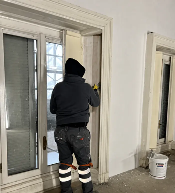 Applicazione di Manti Ceramic per isolamento interno a basso spessore sulla spalletta di una finestra a Milano