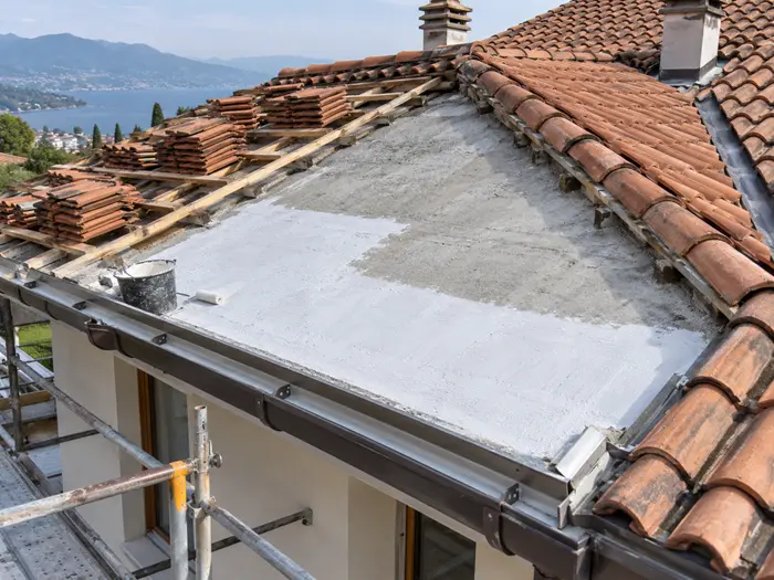 Aislamiento térmico de tejados desde el exterior con aplicación de Manti Ceramic sobre la losa tras retirar las tejas.